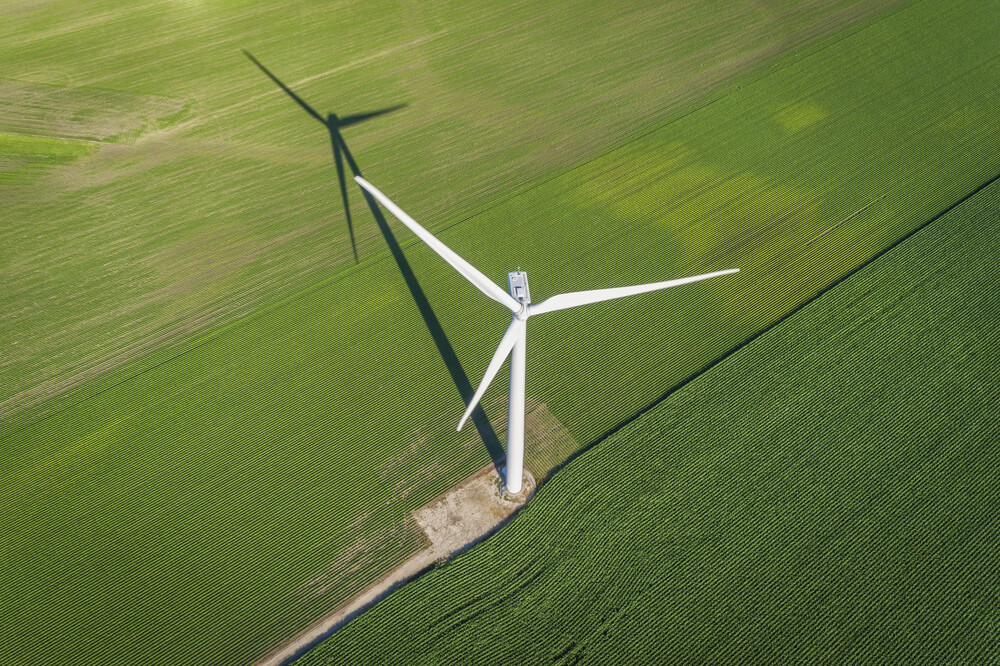 Windmolen in weiland met slagschaduw
