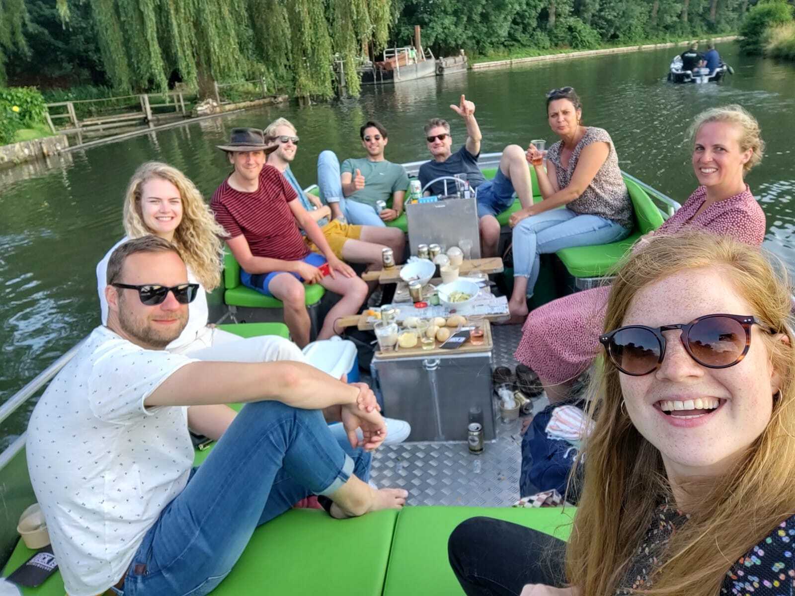 Teamuitje: mensen in een boot