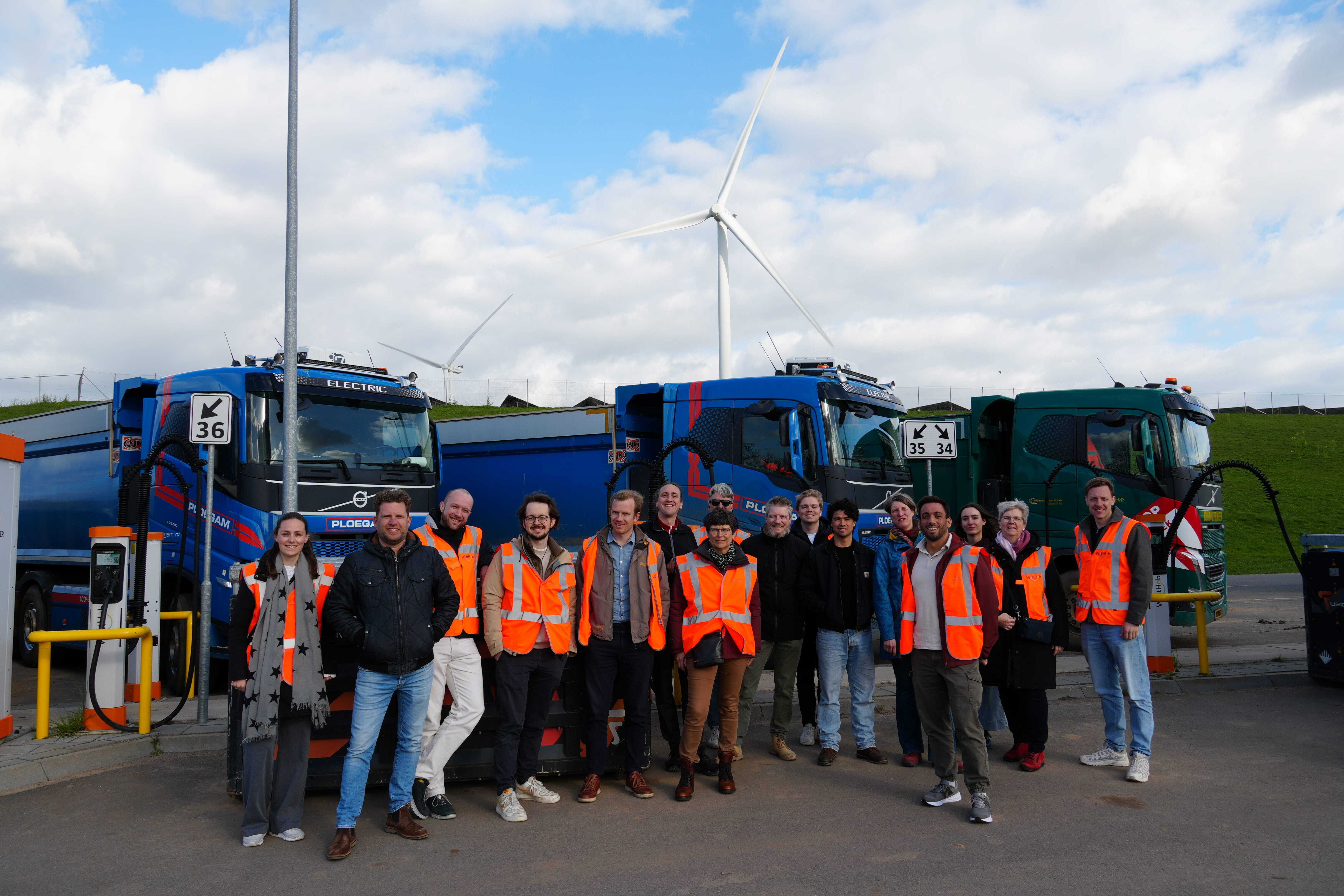 Groepsfoto excursie laadplein WattHub