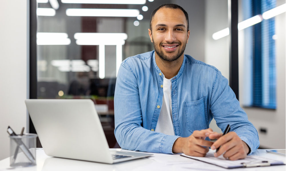 Man met laptop